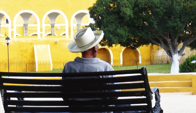 2406 Izamal Senor sentado para tomar el fresco por Laura Pasos