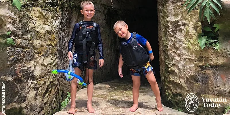 Niños con chaleco de seguridad y visores en Cenote Mucuyché, Yucatán.
