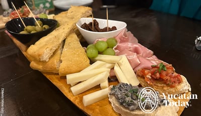Piccola-Italia-Restaurante-Cafe-El-Cuyo-pizza-tabla-jamon-queso-by-Magali-Ramirez