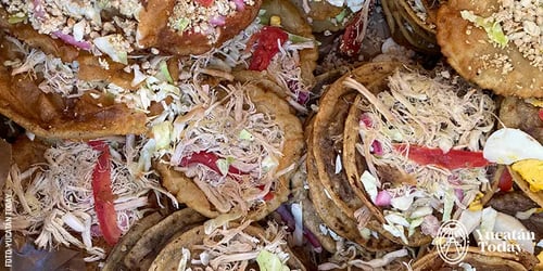 Panuchos y salbutes en el mercado municipal Juan José Méndez en Espita, Yucatán. 