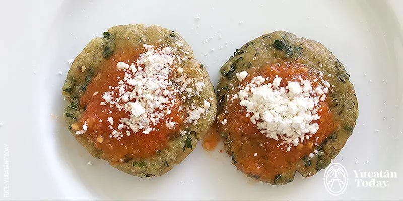 Las chayitas son una especie de tortitas de masa frita con chaya y se sirven como botana en Yucatán 