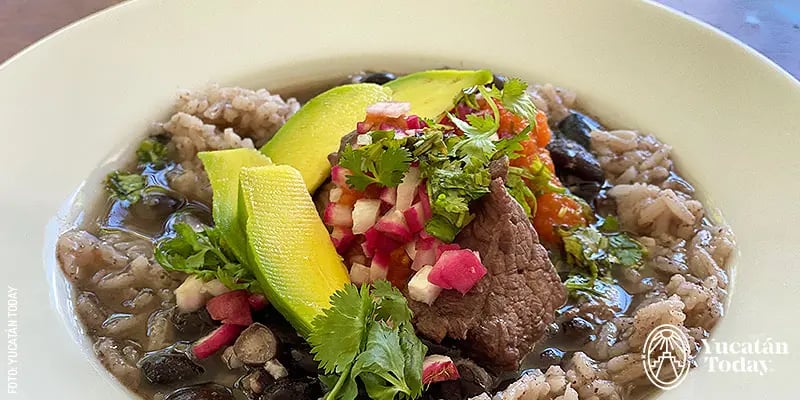 Frijol con puerco, un platillo que tradicionalmente se come los lunes en Yucatán.
