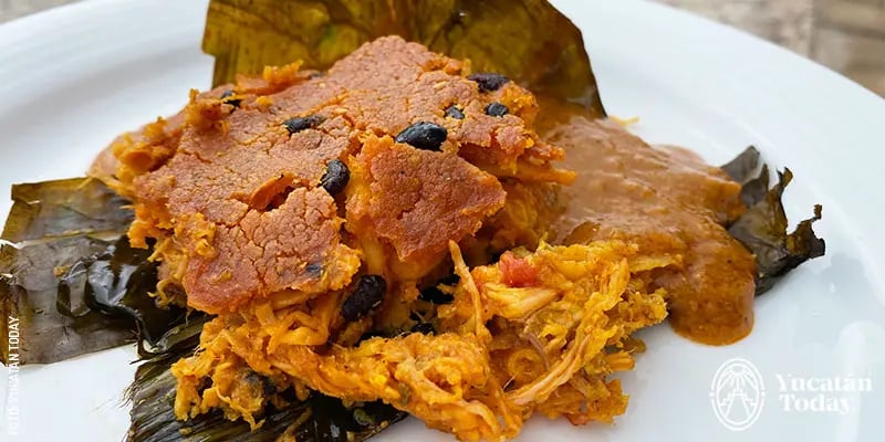 Mukibilpollo o pib, un tamal que se come en Janal Pixan o Día de Muertos en Yucatán.