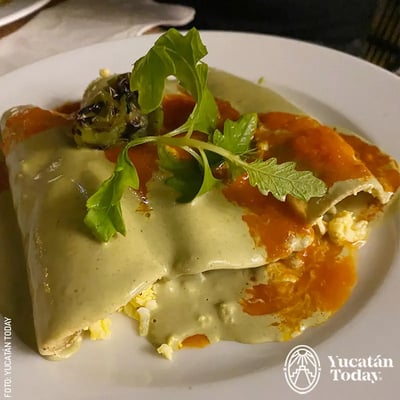 Los papadzules son tacos suaves rellenos de huevo cubierto con salsa de pepita. Es una entrada o plato fuerte distintivo de la cocina yucateca.