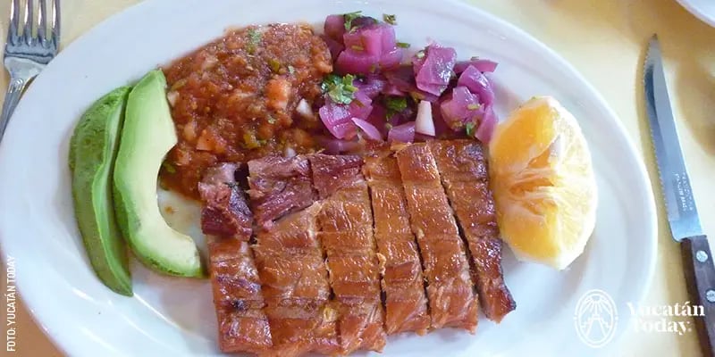 Carne ahumada, tradicionalmente viene del pueblo de Temozón, Yucatán. 