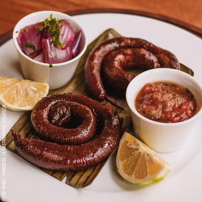 Longaniza de Valladolid (blood sausage from Valladolid)  is commonly eaten in a taco with sour orange and onion.
