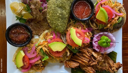 Los panuchos son tortillas fritas rellenas de frijol con proteina y verduras. Estos son básicos de la gastronomía yucateca.