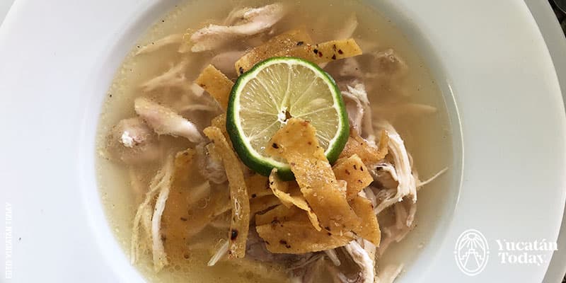La sopa de lima es un caldo de pollo con cítricos yucatecos como la lima.