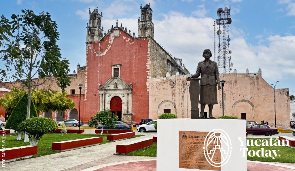 2411 Plaza Motul Monumento a Elvia Carrillo by Carlos Guzman