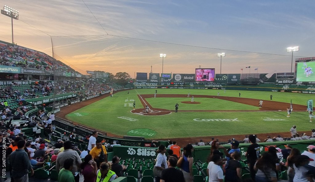 2305-Estadio-Kukulkan-con-Leones-by-Santiago-Sauma