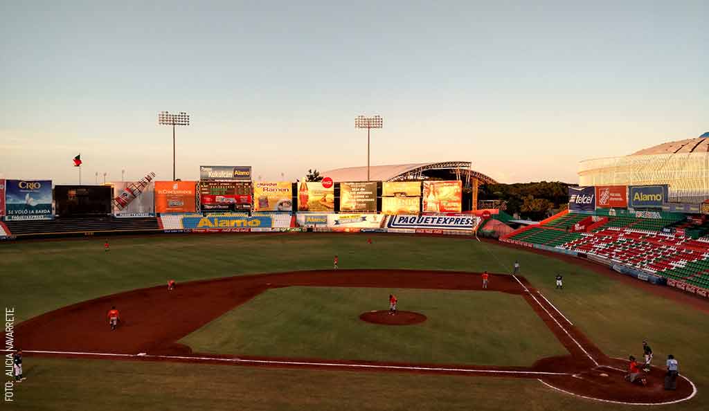 Leones-en-el-Kukulcan-2016-by-atnavarrete-sin-logo