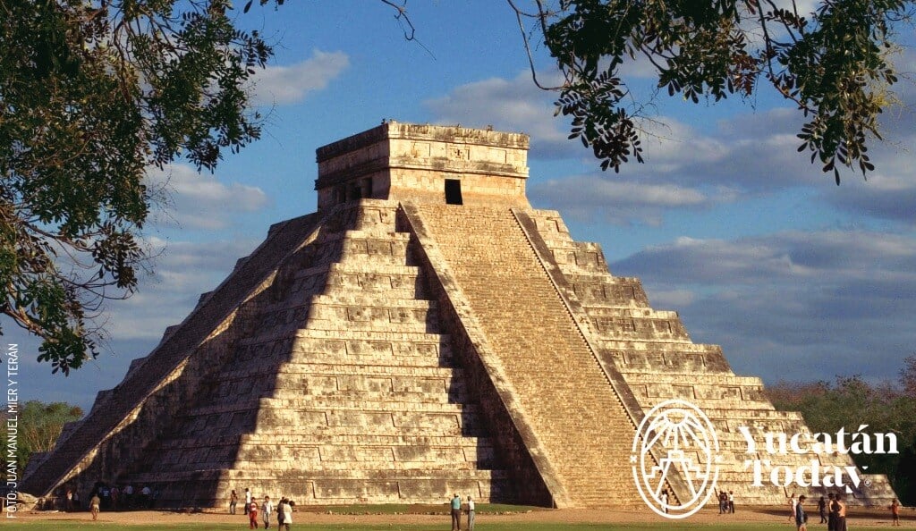 2409 Zona Arqueológica Chichen Itzá Equinoccio Chichen Itza by Juan Manuel Mier y Terán