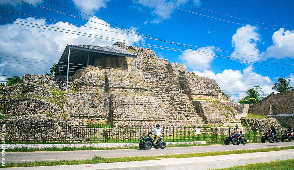 Acanceh-Piramide-Mascarones-by-Sebastian-Madera