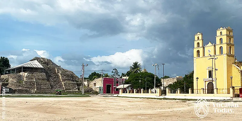 Pirámide e iglesia en la Plaza de las Tres Culturas de Acanceh, Yucatán.