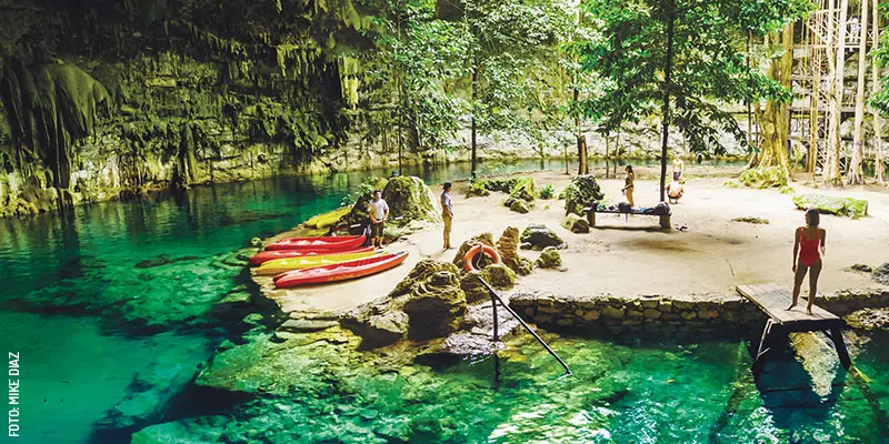 Kayaks y árboles en Cenote Sac Aua en Yalcobá, Yucatán. 