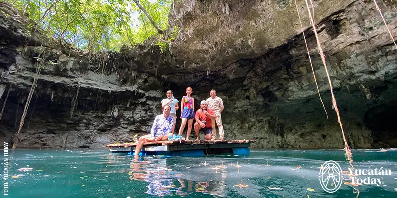 Personas en plataforma móvil del Cenote Xooch en Cenotillo, Yucatán.