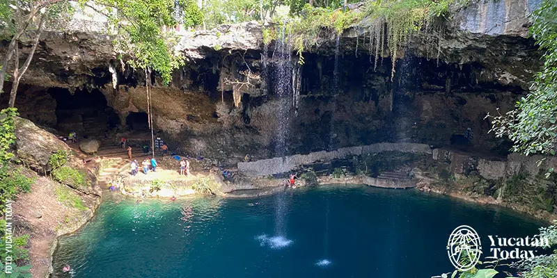Cenote abierto Zací en el centro de Valladolid, Yucatán