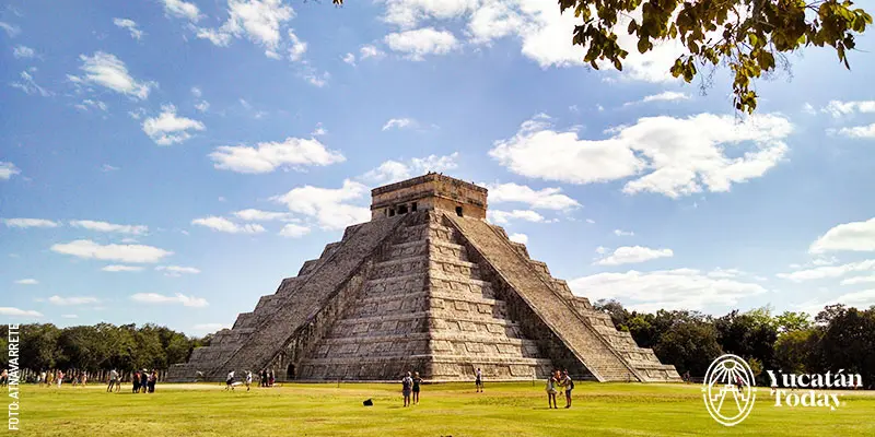 El Castillo de Chichén Itzá y cabeza de serpiente Kukulkán