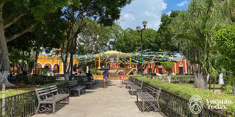 La plaza grande o plaza central de Espita llamada oficialmente Parque Melchor Ocampo también es conocida como Kiiiwik Espita un lugar de reunión para todos los espiteños. 