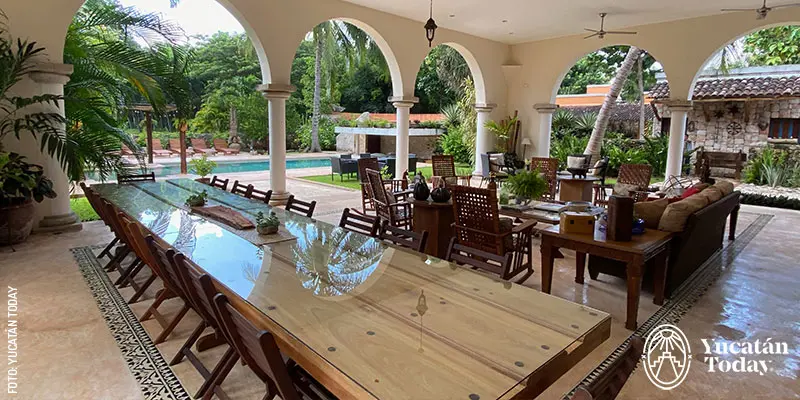 Hacienda Santa Cruz Regadío es una antigua hacienda en Espita, Yucatán. Está disponible para rentar completa o por cuartos.