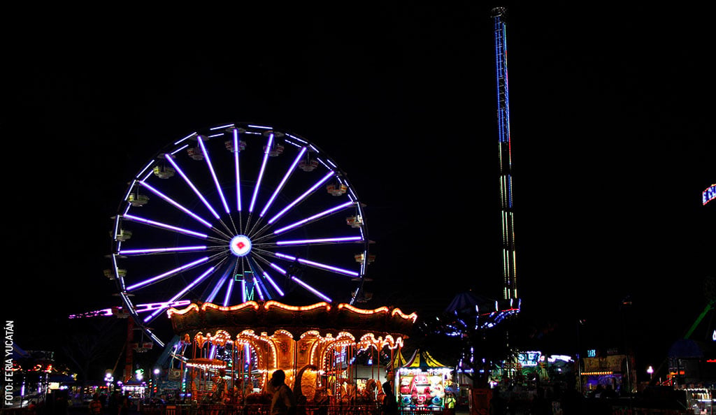 Crowds and attractions at Feria Yucatán Xmatkuil