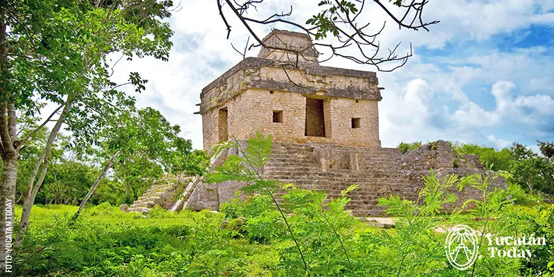 Templo de las Siete Muñecas en Dzibilchaltún, sitio arqueológico en Yucatán 