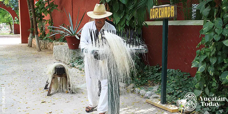 Corchado de la fibra de henequén para soga natural, Hacienda Sotuta de Peón, Yucatán.