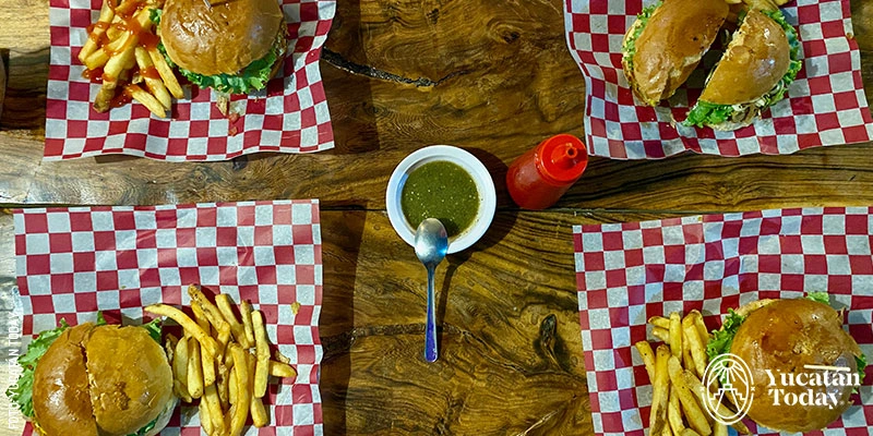 Hamburgers at Hiccups, a restaurant in Maní specializing in American food such as delicious burgers and sandwiches.