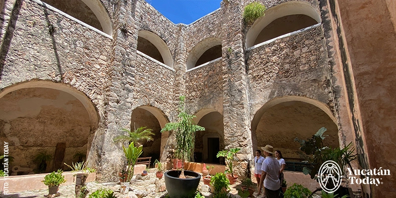 Interior del ex convento San Miguel Arcángel en su forma original y con plantas locales en el interior, en Maní.