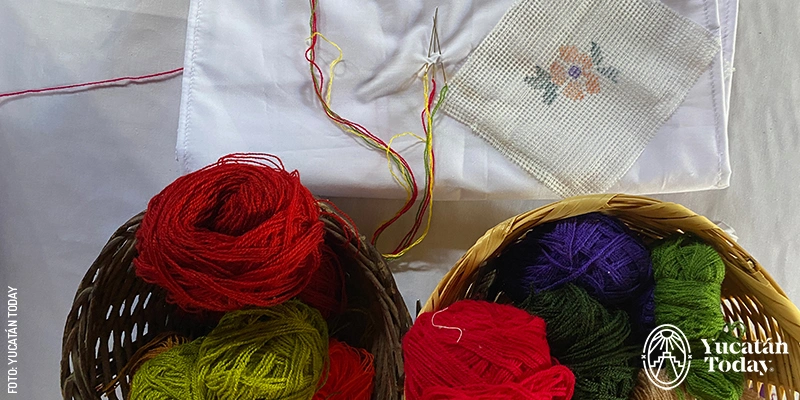 Threads from Marilú Burgos' workshop, an activity in Maní that invites you to learn about the traditional embroidery process.