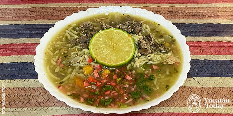 El puchero yucateco de tres carnes con verduras, acompañado de salpicón de rábano y cilantro. 