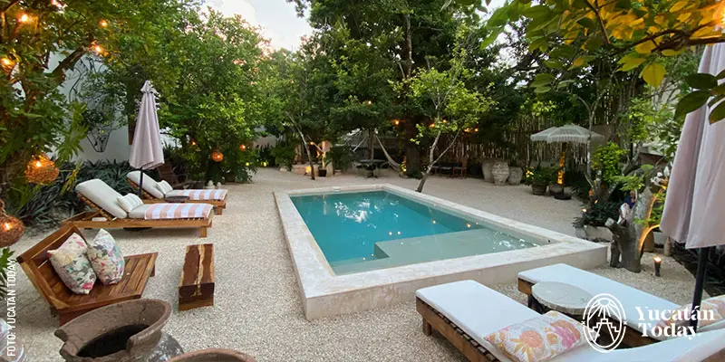 Área de piscina de Casa Kacaya,  un hotel boutique cerca del centro de Espita. Ofrece una experiencia de alojamiento única que combina la arquitectura original de los años 1920 con toques modernos